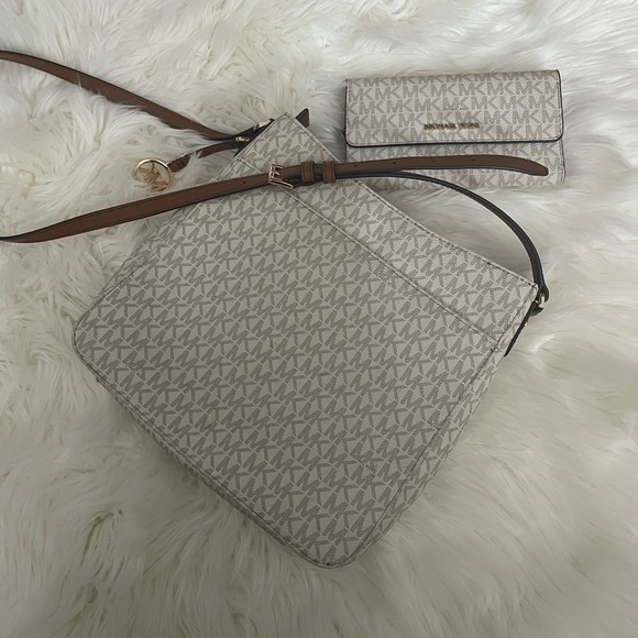 Michael Kors Crossbody and wallet set - Picture 2 of 4